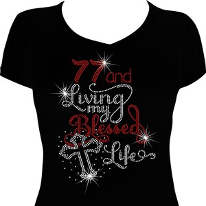 Camiseta con cruz brillante "77 y viviendo mi vida bendecida", camiseta brillante de cumpleaños, camiseta con diamantes de imitación para el 77.º cumpleaños, camiseta con diamantes de imitación para el 77.º cumpleaños, camiseta de cumpleaños con 77.º cumpleaños
