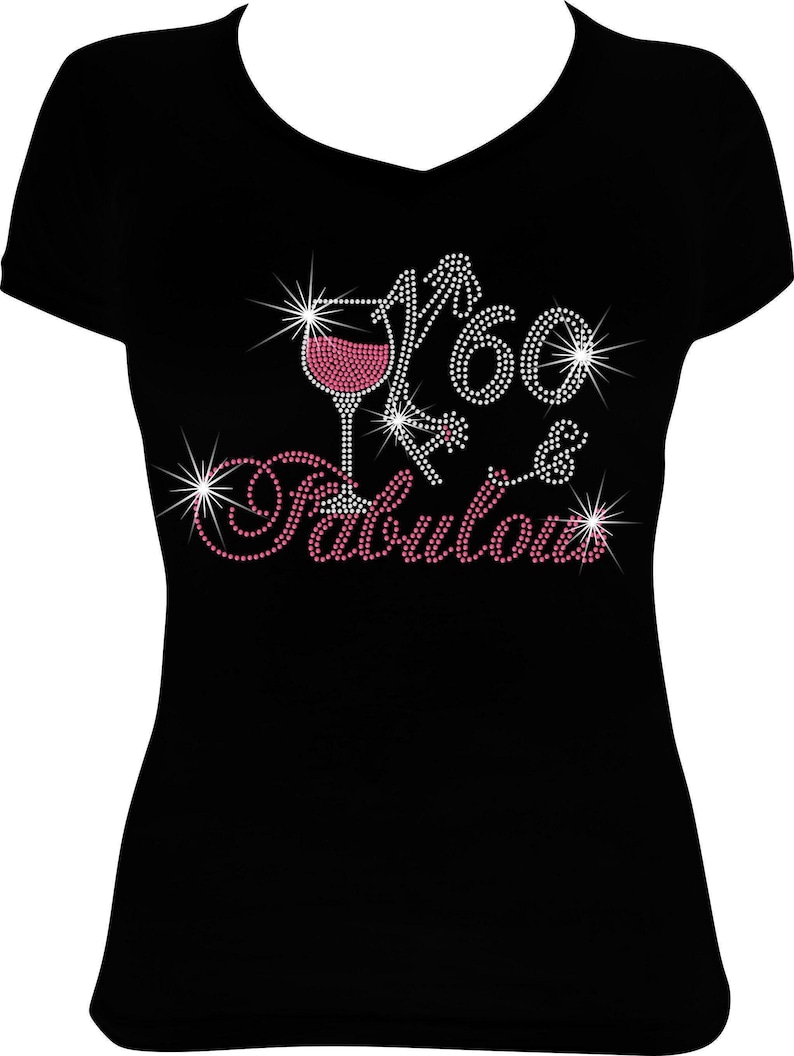 Camiseta de cumpleaños "60 y fabulosa" con diseño de vino y brillo, camiseta de cumpleaños número 60, camiseta con diamantes de imitación, camiseta de cumpleaños, camiseta con diamantes de imitación, camiseta de cumpleaños número 60 imagen 1