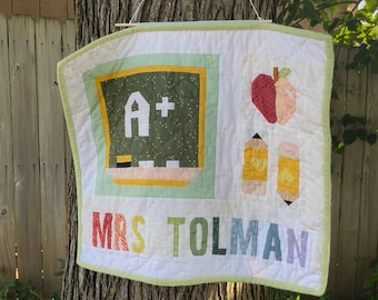 Striscione con nome dell'insegnante trapuntato a mano: decorazione personalizzata per l'aula