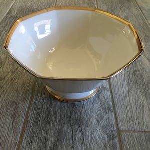 1980s Noritake China New Traditions Gold and Platinum Large Fruit Bowl or Serving Bowl (V.N.I.B.)