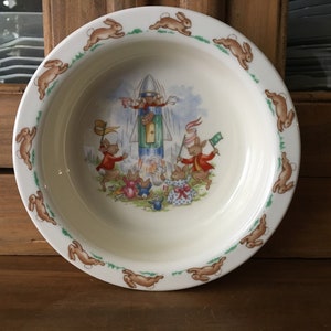 1980s Royal Doulton Bone China Bunnykins (Albion Shape) &quot;Rocket Launch&quot; Design 6&quot; Round Baby Plate
