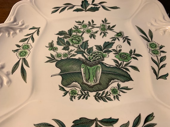 1950s Wedgwood Green Leaf (queen's Shape) Square Handled Cake