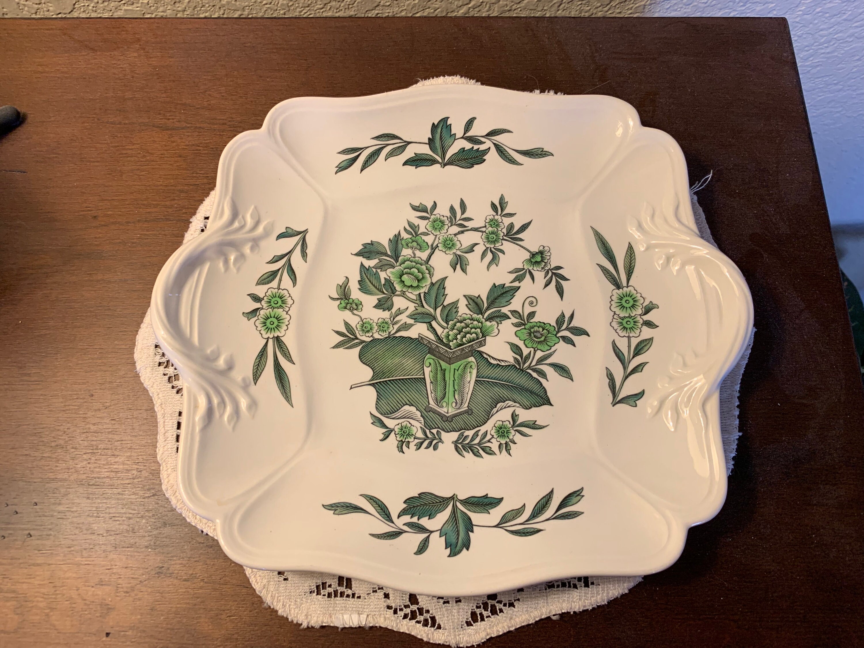1950s Wedgwood Green Leaf (queen's Shape) Square Handled Cake