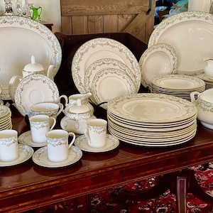 1988 Royal Doulton CANDICE Fine Bone China Dinnerware (place settings, serving pieces, extras; sold separately)