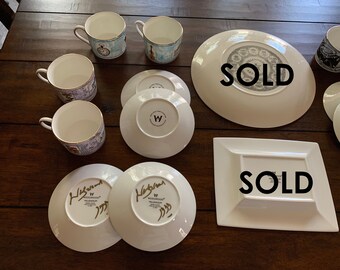 QUATRE TASSES et LEURS SOUS-TASSES en porcelaine