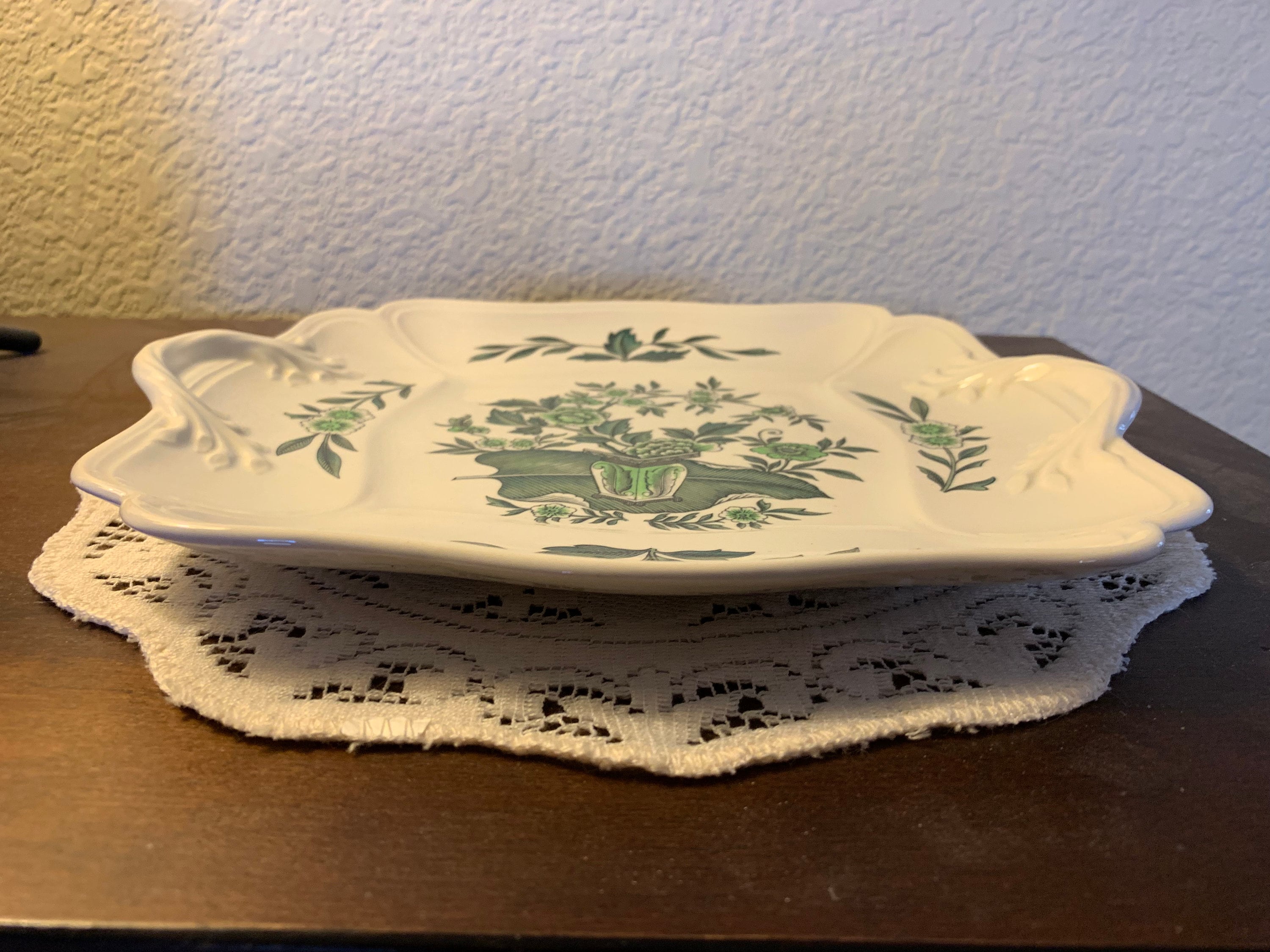 1950s Wedgwood Green Leaf (queen's Shape) Square Handled Cake