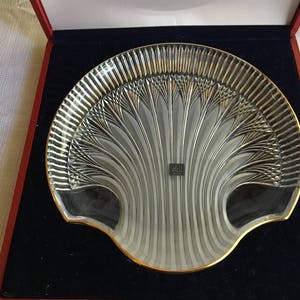 1980s Cartier Toyo Lead Crystal, Frosted & Gilded Shell Serving Plate Dish in Wood Box