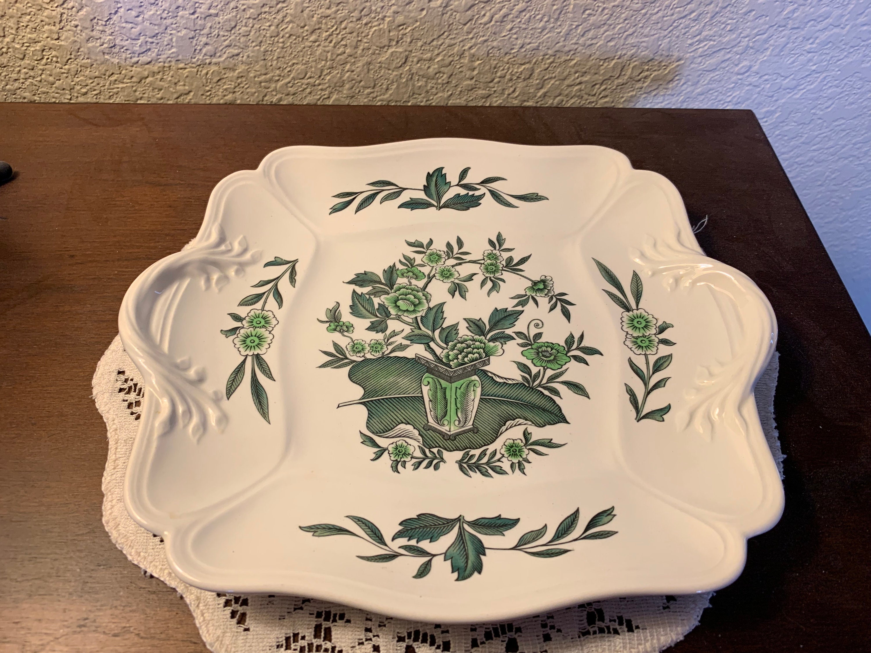 1950s Wedgwood Green Leaf (queen's Shape) Square Handled Cake