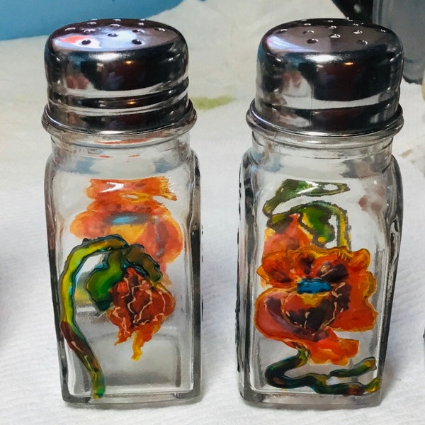 Salt shaker,paper shaker,hand painted,glass,painted glass,spicy,floral design,Poppy,red,Sunflowers,kitchen decor, Yellow, gift, collectible