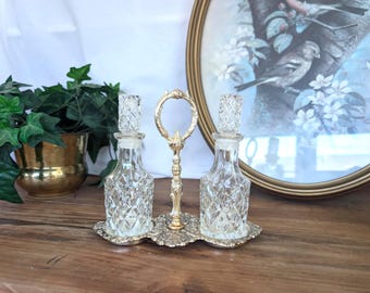 Juego de vinagreras de cristal estilo Hollywood Regency vintage – Soporte metálico ornamentado, botellas de vinagre de aceite de mediados de siglo