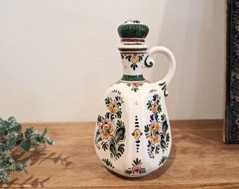 Niederländischer Vintage-Krug aus grüner Delfter Keramik, handgeformt und polychrom handbemalt mit Blumen- und Laubmuster