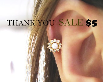 SALE/Pearl flower CZ piercing/Tragus erring/Cartilage earring/Pearl barbell ear piercing/Helix piercing/Conch piercing/Cartilage piercing