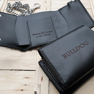 Cartera de motociclista de tres pliegues personalizada con cadena para hombre de cuero negro, tarjetero personalizado para él