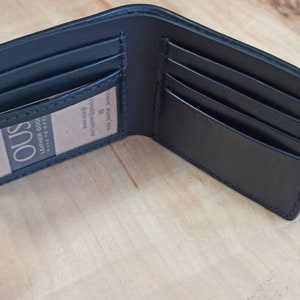 ブラックレザーのメンズウォレット、IDウィンドウ付き二つ折りウォレット、パーソナライズされたカードホルダー