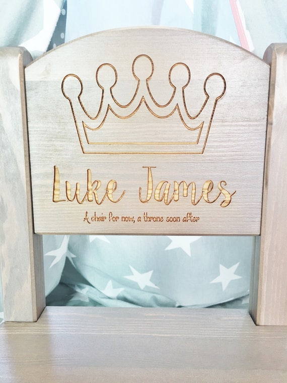 Holzstuhl Zur Taufe - minimalistisches Interieur