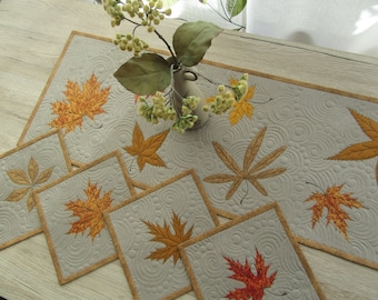 Set- corredor de mesa + 4 posavasos de taza / corredor de mesa de edredón / camino de mesa acolchado / alfombra de taza / alfombra de taza / alfombra de taza / camino de mesa de lino