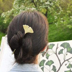 Ginkgo leaf hair stick Brass gold hairpin for thick hair Nature hair pin Mori girl accessories Metal hammered floral hair stick