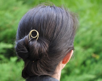 Circle hair fork from brass for thin hair Hammered handmade hair pin Spiral hair accessory Messy bun holder Everyday hairpin Updo hair