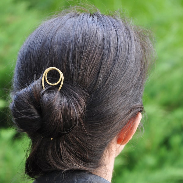 Circle hair fork from brass for thin hair Hammered handmade hair pin Spiral hair accessory Messy bun holder Everyday hairpin Updo hair