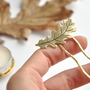 Witchy hair accessory Fall leaf hair fork for thick hair Handmade Oak leaves jewelry Autumn hair pin Brass gold hairpin Bun holder