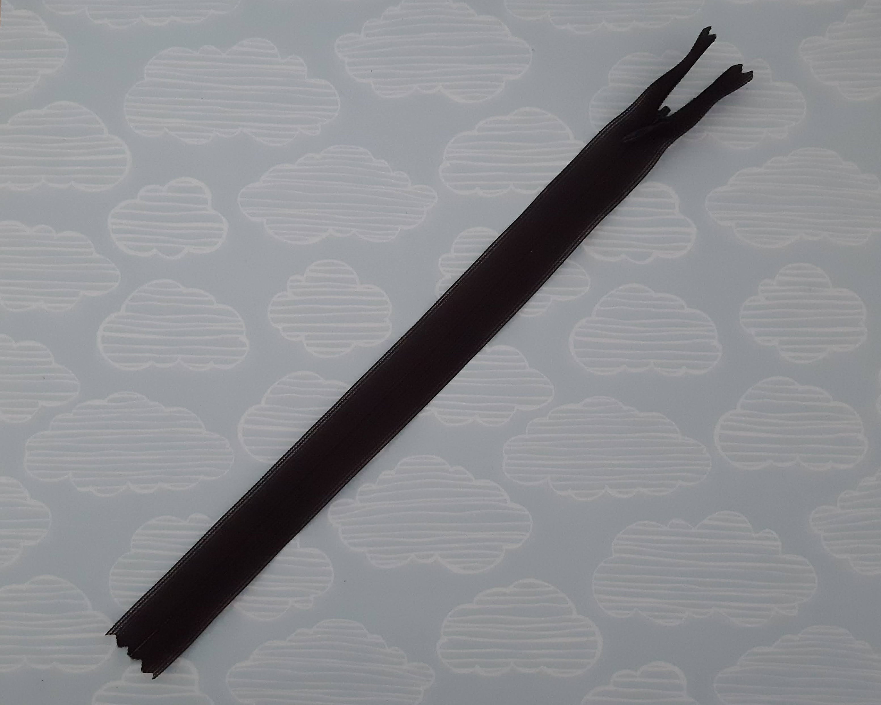 Cremallera invisible ligera YKK en tonos marrones - 66 cm (26) de lar –  Kleins Haberdashery