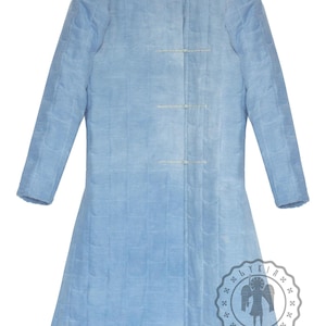 Puede incluir: Una chaqueta acolchada azul claro con cuello alto y cierre de botones. La chaqueta tiene un patr&oacute;n acolchado en forma de diamante y est&aacute; hecha de una tela suave y c&oacute;moda.