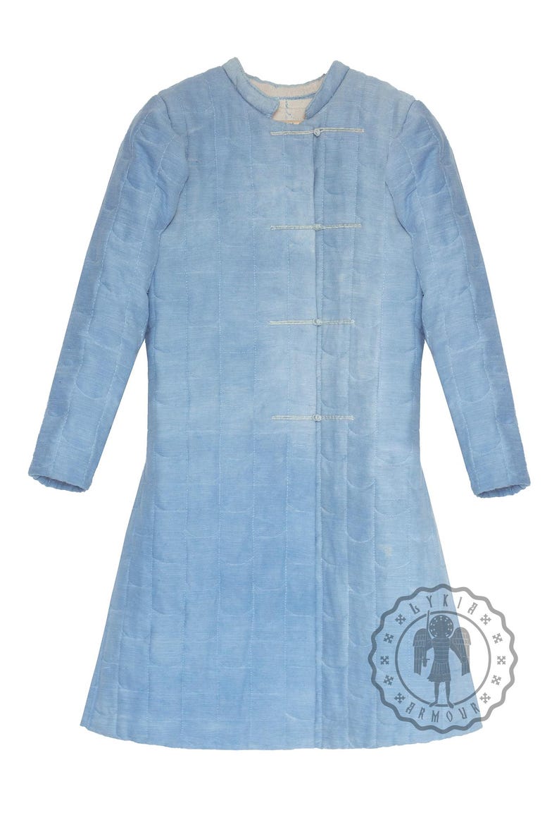 Puede incluir: Una chaqueta acolchada azul claro con cuello alto y cierre de botones. La chaqueta tiene un patr&oacute;n acolchado en forma de diamante y est&aacute; hecha de una tela suave y c&oacute;moda.