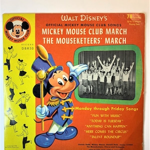 Könnte beinhalten: Vintage Schallplattenhülle des Mickey Mouse Clubs. Mickey Mouse in blauer Uniform mit goldenem Stab ist abgebildet. Der Text enthält "Mickey Mouse Club March" und Songtitel wie "Fun With Music".