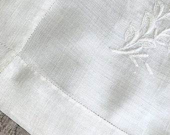 Nappe vintage en lin fin avec broderie, 32 x 32 po.