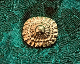 Broche de metal dorado brillante