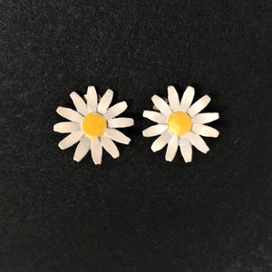 Vintage Enamel Painted Daisy Earrings  Costume Jewelry