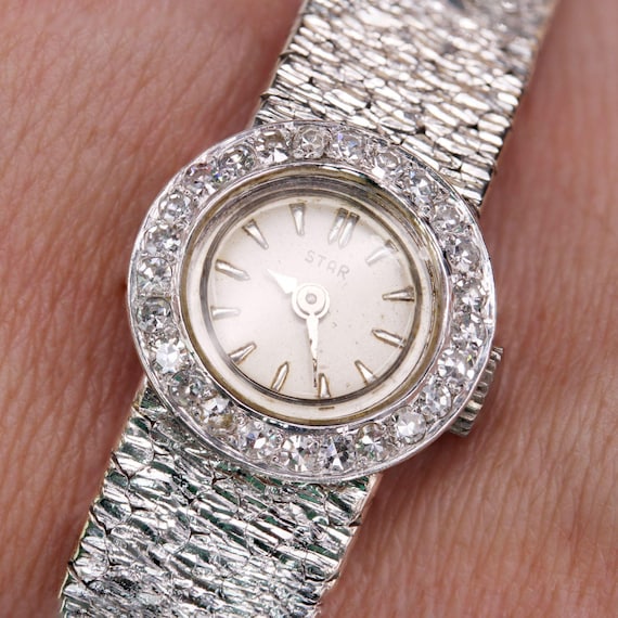 French 1970s Diamonds 18 Karat White Gold Star Lady display picture 2