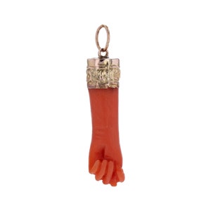 20th Century Coral Hand 18 Karat yellow Gold Pendant