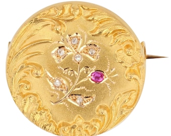 Broche en or jaune au décor floral rubis diamants
