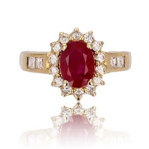 Modern 1.50 Carat Ruby Diamonds 18 Karat Yellow Gold Ring