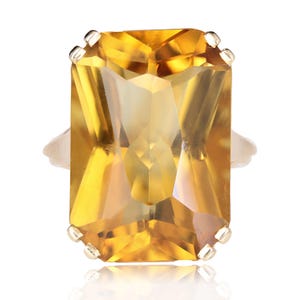 French 1980s 21 Carats Citrine 18 Karat Yellow Gold Cocktail Ring