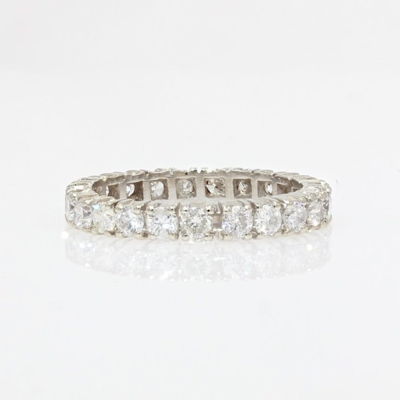 Piccolo anello a V in argento con smeraldi per donna, delicata fede nuziale a chevron con gemme verdi, grazioso anello regalo per lei