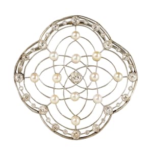 1890s Belle Époque Natural Pearl Diamonds 18 Karat Gold Platinum Brooch