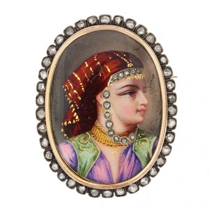 19th Century Enamel Diamonds Surround 18 Karat Yellow Gold Silver Brooch