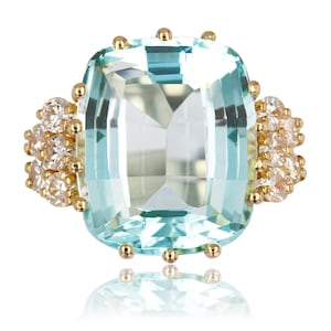 French 1980s Aquamarine Diamonds 18 Karat Yellow Gold Cocktail Ring