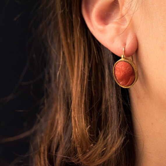 Boucles D'oreilles Bouton Or 18K Avec Camée Corail – Vintage Années 60, Occasion, Modèle Féminin