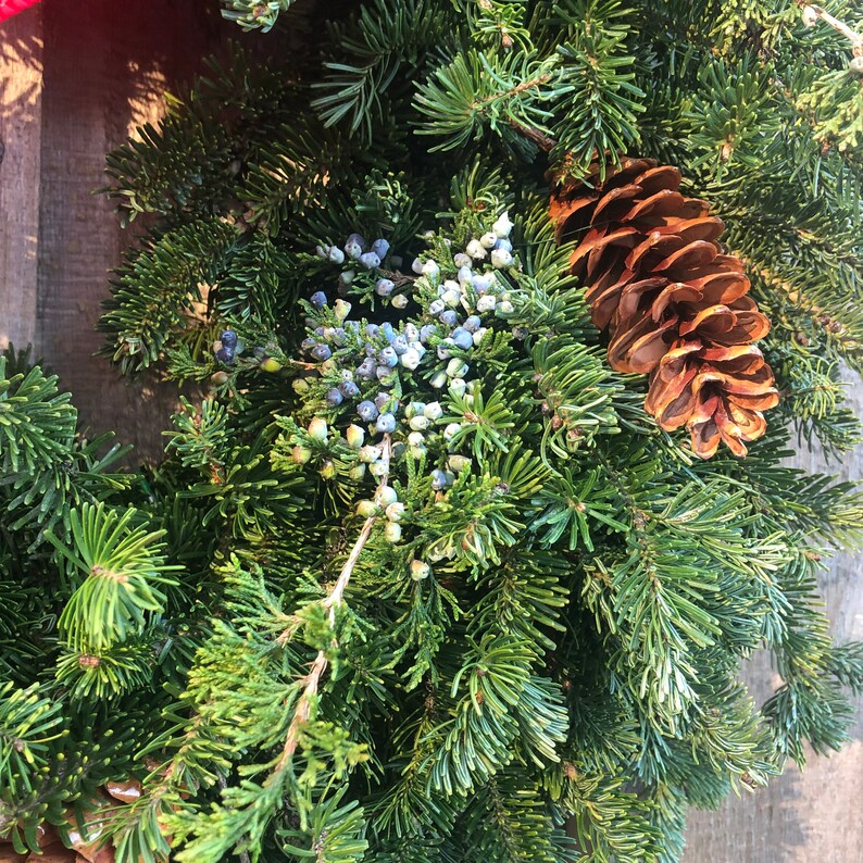 Handmade Maine Classic Holiday Balsam Fir Evergreen Wreath Front Door Size 2224 image 8