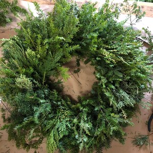 Handmade Maine Classic Holiday Balsam Fir Evergreen Wreath Front Door Size 2224 image 5