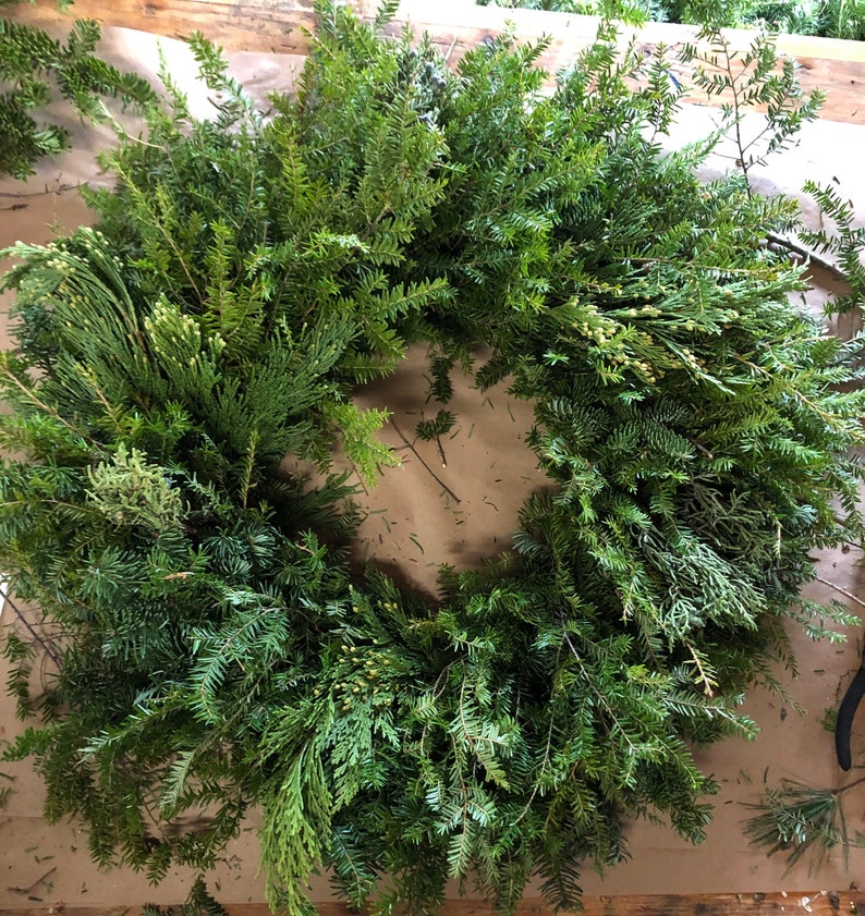 Handmade Maine Classic Holiday Balsam Fir Evergreen Wreath Front Door Size 2224 image 5