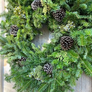 Handmade Maine Classic Holiday Balsam Fir Evergreen Wreath Front Door Size 2224 image 10
