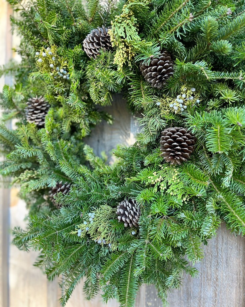 Handmade Maine Classic Holiday Balsam Fir Evergreen Wreath Front Door Size 2224 image 10