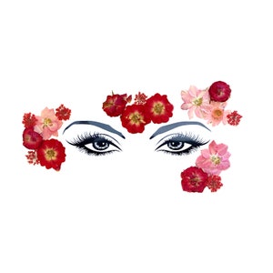 Puede incluir: Un par de ojos con pestañas, rodeados de pétalos de flores rojas y rosas. Las flores están dispuestas de forma simétrica alrededor de los ojos.