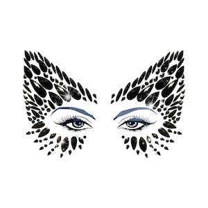 Puede incluir: Joyas faciales negras en forma de mariposa, diseñadas para ser aplicadas alrededor de los ojos.