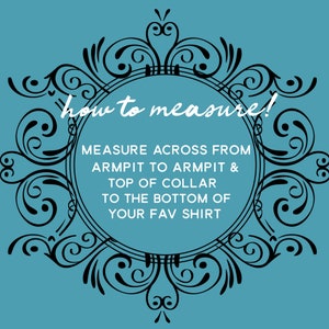 K&ouml;nnte beinhalten: Eine schwarz-wei&szlig;e grafische Illustration eines dekorativen Rahmens mit einem wei&szlig;en Kreis in der Mitte. Der Text im Kreis lautet: "how to measure! MEASURE ACROSS FROM ARMPIT TO ARMPIT & TOP OF COLLAR TO THE BOTTOM OF YOUR FAV SHIRT".