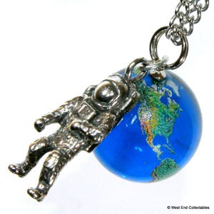 Planet Earth &Astronaut Hanger Ketting - 22mm (0.9") Glas Marmer Charme World Globe Orrery